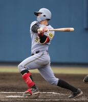 　７回、野口は中前に適時打を放つ（撮影・坂部計介）