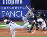 　１回、死球を受ける前川（撮影・金田祐二）