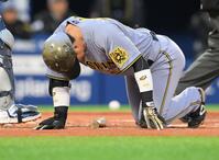 　１回、死球を受け倒れ込む前川（撮影・伊藤笙子）