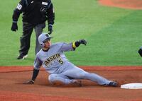 　１回、二盗を決める近本（撮影・金田祐二）