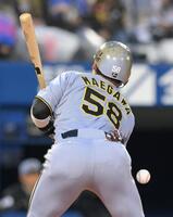 　１回阪、死球を受ける前川（撮影・伊藤笙子）