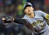 　５回、山本の打球を好捕する門別（撮影・田中太一）