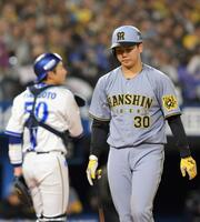 　４回、スリーバントを試みるも失敗し、打席を後にする門別（撮影・伊藤笙子）