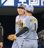 　５回を投げ終え、森下（右）と笑顔でグータッチする門別（撮影・伊藤笙子）