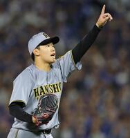 　６回、佐野を捕邪飛に打ち取る門別（撮影・田中太一）