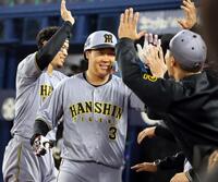 　１０回、勝ち越しソロを放った大山はナインと喜び合う（撮影・田中太一）