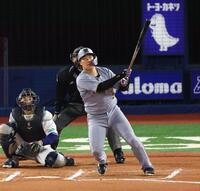 　１０回、勝ち越しソロを放つ大山（撮影・金田祐二）