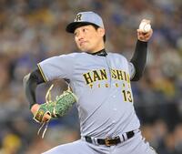 　１０回に登板した岩崎（撮影・伊藤笙子）