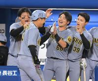 　１０回、勝ち越しの左越えソロを放ち、森下（左）らに迎えられる大山（撮影・伊藤笙子）