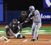 　１０回、勝ち越しソロを放つ大山（撮影・金田祐二）