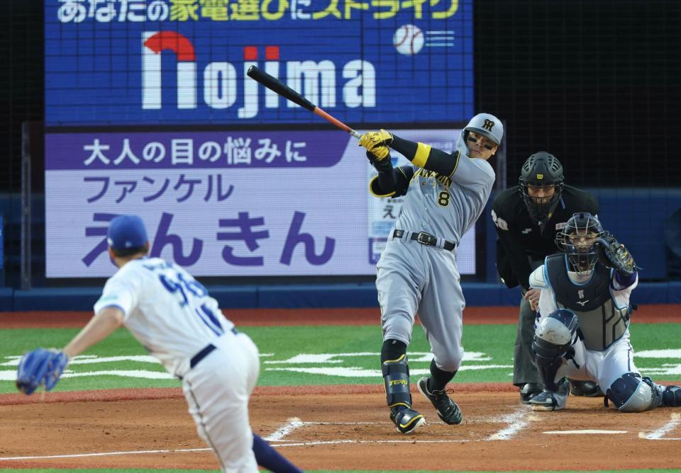 　２回、三塁打を放つ佐藤輝（撮影・金田祐二）