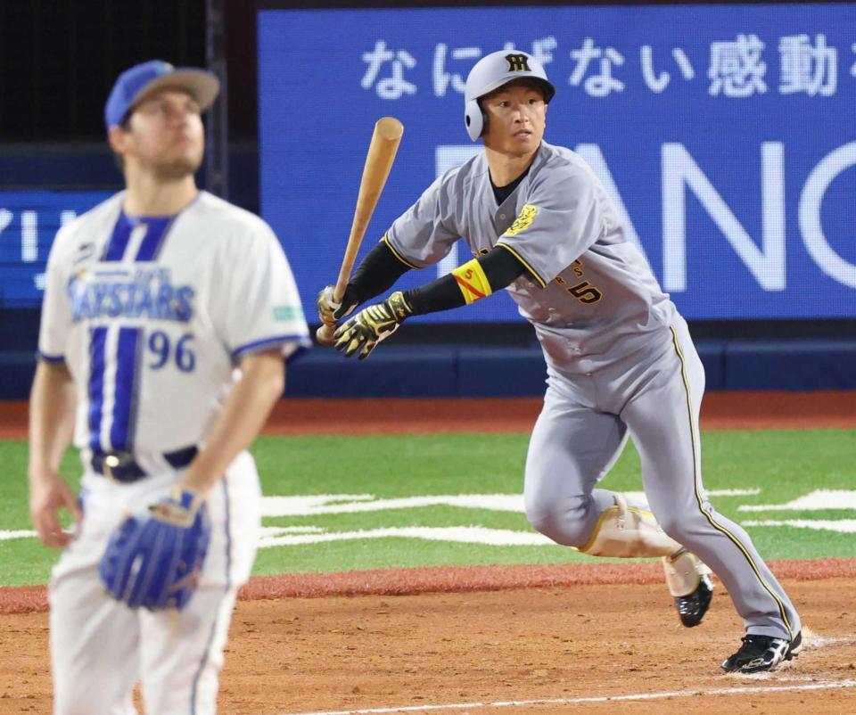 　５回、適時打を放つ近本。投手バウアー（撮影・金田祐二）