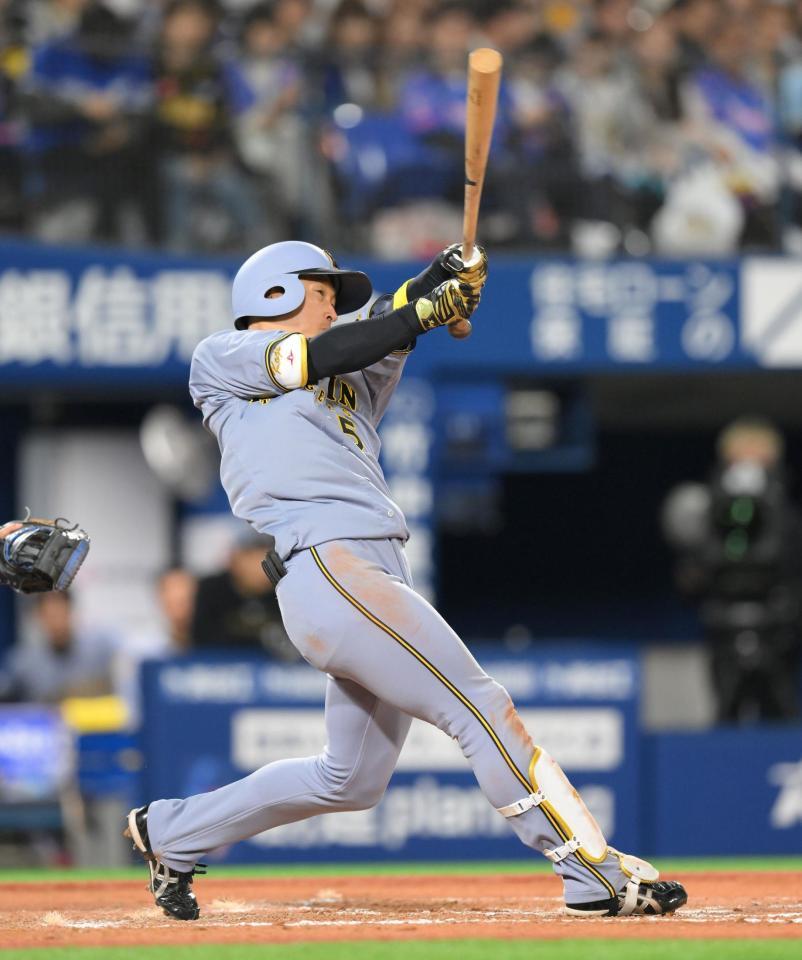 　７回、右越えソロを放つ近本（撮影・伊藤笙子）