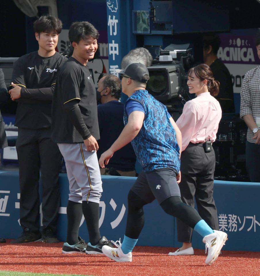 　牧に取材の邪魔をされる森下＝２２日