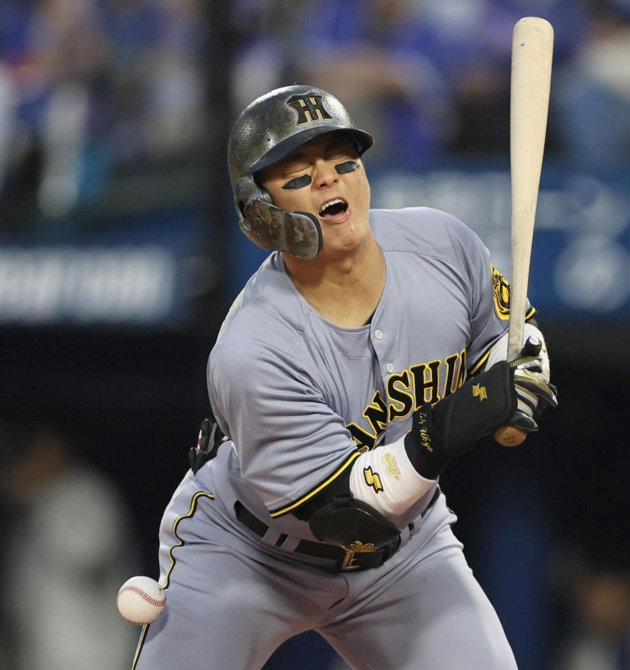 　１回、足に死球を受ける前川（撮影・田中太一）