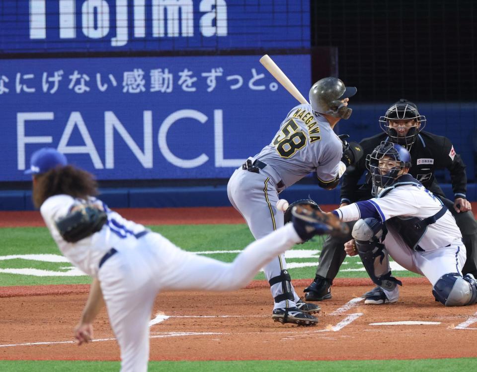 　１回、死球を受ける前川（撮影・金田祐二）