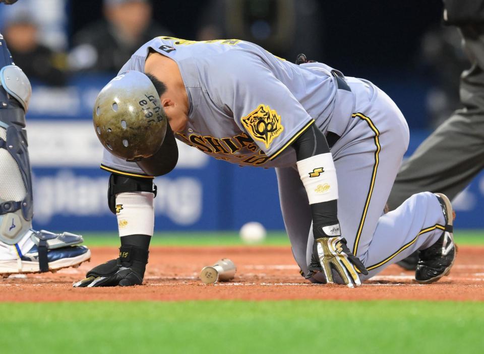 　１回、死球を受け倒れ込む前川（撮影・伊藤笙子）