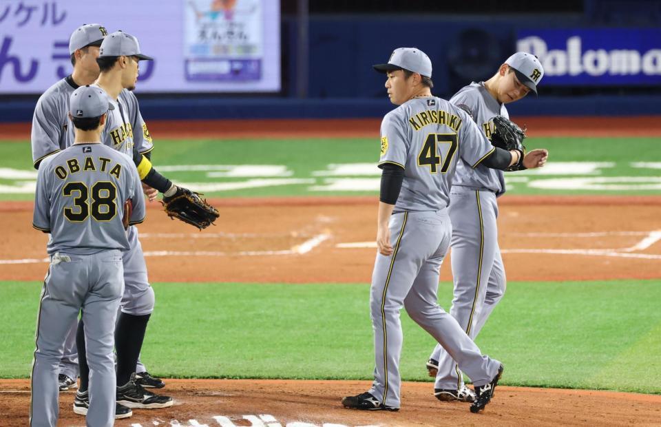 　６回、降板し桐敷に後を託す門別（右端）＝撮影・金田祐二