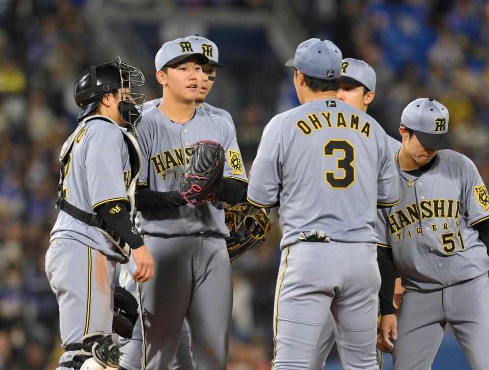 　６回、門別（中央）が先頭の三森に四球を与え、マウンドに集まる阪神ナイン（撮影・伊藤笙子）