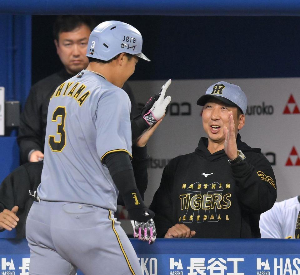 　１０回、勝ち越しの左越えソロを放った大山（左）を迎える藤川監督（撮影・伊藤笙子）