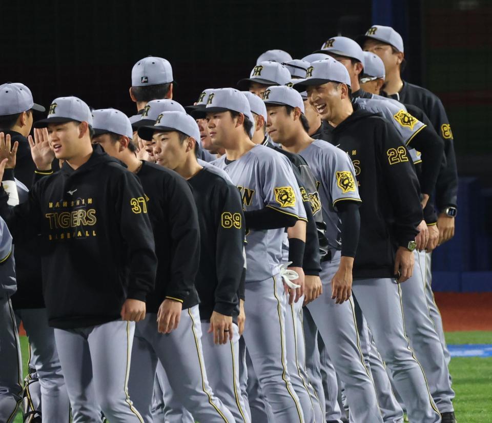 　笑顔でナインを迎える藤川監督（撮影・金田祐二）