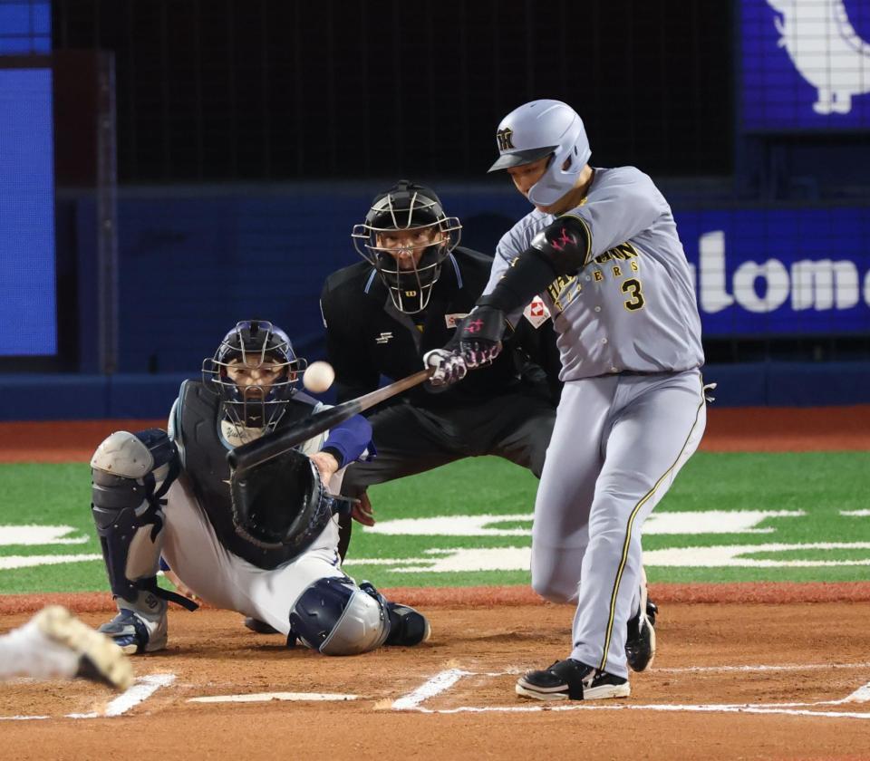 　１０回、勝ち越しソロを放つ大山（撮影・金田祐二）