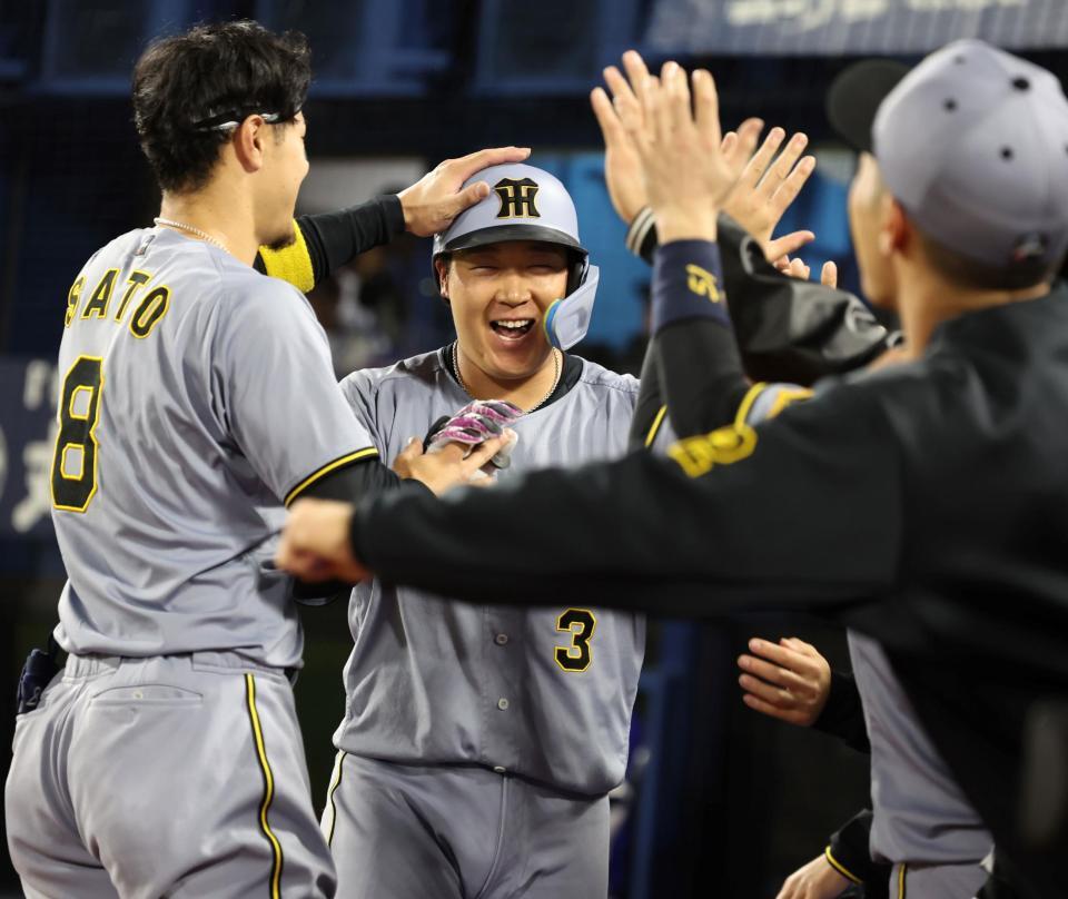 　１０回、勝ち越しソロを放った大山はナインと喜び合う（撮影・田中太一）