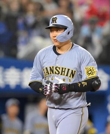 　１０回、勝ち越しの左越えソロを放ち、手をたたいて生還する大山（撮影・伊藤笙子）