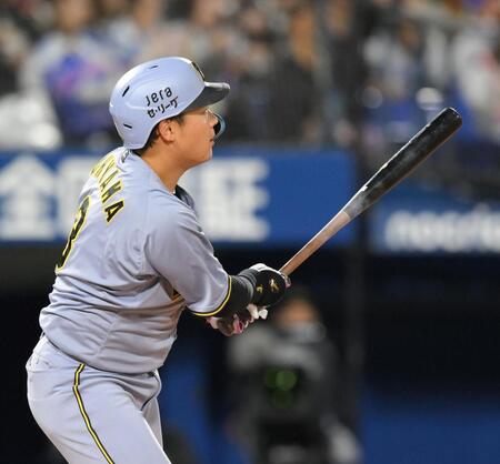 　１０回、勝ち越しの左越えソロを放つ大山（撮影・伊藤笙子）