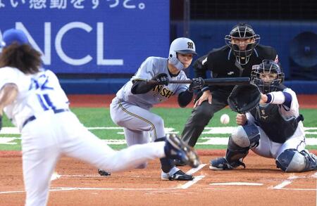 　１回、送りバントを決める中野