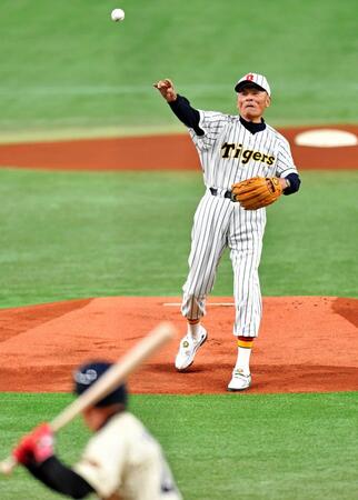 　始球式を行う小山正明さん＝２０１８年