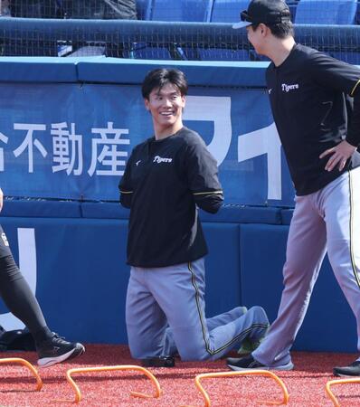 　合流し笑顔の湯浅（撮影・金田祐二）