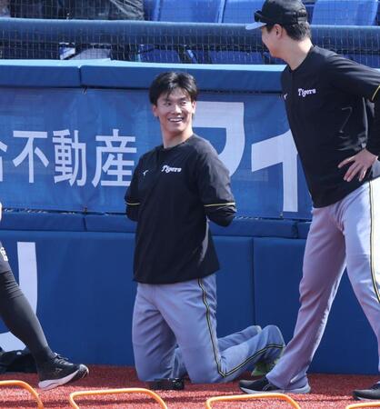 　合流し笑顔の湯浅（撮影・金田祐二）