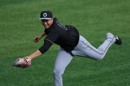 　１軍に合流し調整する湯浅（撮影・金田祐二）