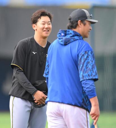 　大村コーチ（右）と談笑する門別（撮影・伊藤笙子）