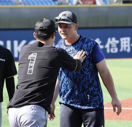 　森下（左）とじゃれ合う牧（撮影・田中太一）