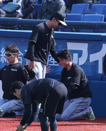 　１軍合流の湯浅に声をかけるゲラ（撮影・金田祐二）