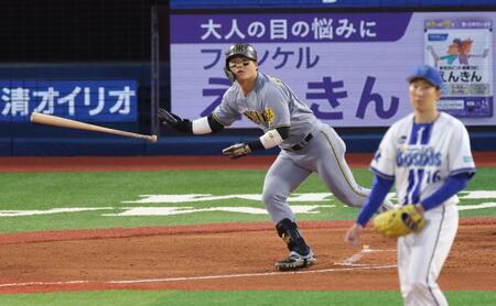 　２回、二塁打を放つ前川（撮影・金田祐二）