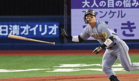 　２回、二塁打を放つ前川（撮影・金田祐二）