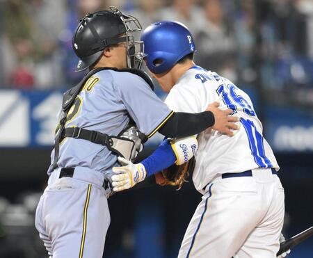 　４回、自打球を当てた大貫（右）を気遣う坂本（撮影・伊藤笙子）