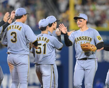 　カード３連勝を決め、ナインとハイタッチする森下（右）＝撮影・伊藤笙子