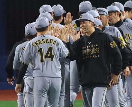 　勝利投手の岩貞と笑顔でタッチする藤川監督（撮影・金田祐二）