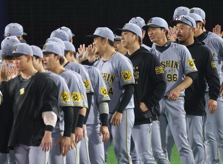 　ナインを迎える岩貞、藤川監督ら（撮影・金田祐二）