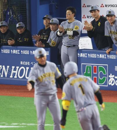 　７回、勝ち越し２ランを放った森下に拍手する藤川監督（撮影・金田祐二）