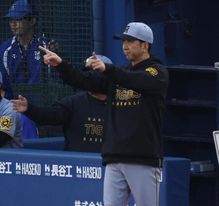 　１回、藤川監督は一走・蝦名へのけん制に対してリクエストするも失敗（撮影・金田祐二）