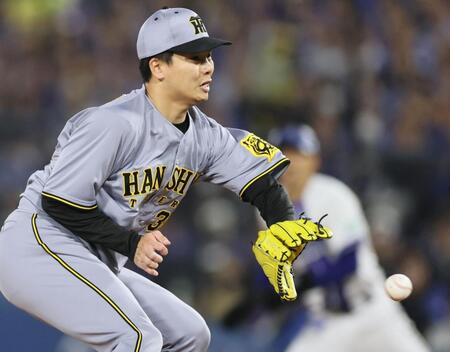 　７回、蝦名を併殺に打ち取る漆原（撮影・田中太一）