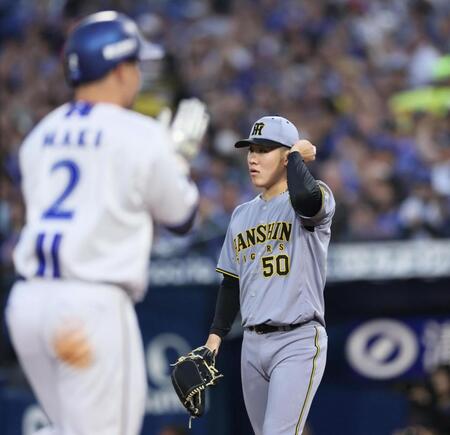 　１回、佐野に適時打を許す富田。手前は二走・牧（撮影・田中太一）