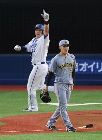 　１回、佐野の適時二塁打で牧の生還を許した富田（撮影・金田祐二）