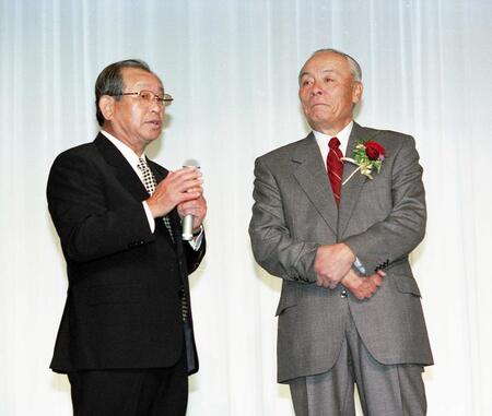 　「小山正明氏の野球殿堂入りを祝う会」で小山正明氏（右）をたたえる吉田義男氏＝２００１年