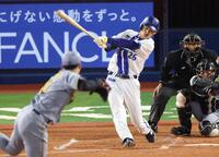 　３回、同点二塁打を放つ三森（撮影・金田祐二）